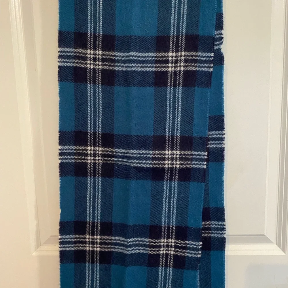 100% Lambswool Made in Scotland Blue and Black Plaid Scarf